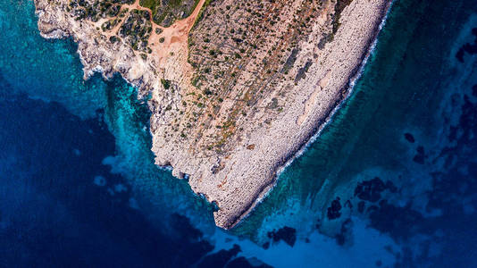 壮观的岩石海岸与蓝色海, 塞浦路斯的顶部视图