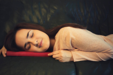 年轻的女子睡着做梦件愉快的事一本书