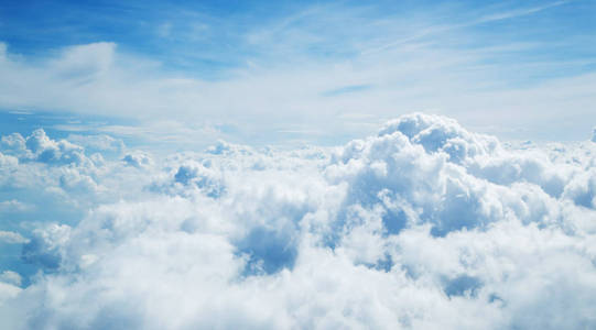 在云层上方。从飞机上眺望美丽的天空全景