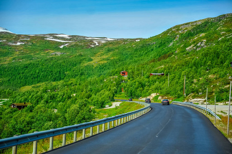 美丽的风景和挪威，绿色的小山和山风光风光