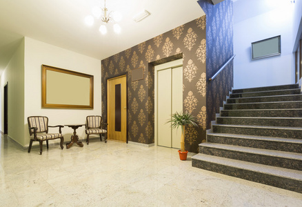 酒店大堂室内设计与电梯和楼梯图片