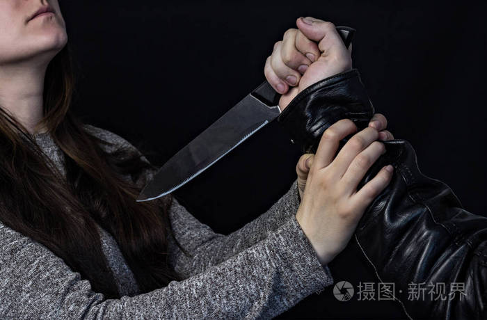 男子挥舞着刀的女人, 黑色背景, 特写