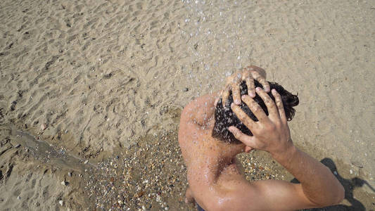 海滩上的男人洗澡