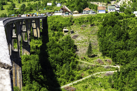 Djurdjevic 大桥横跨黑山北部的塔拉河峡谷。