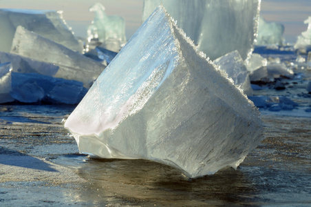 透明件表面的结冰的池塘上的冰。贝加尔湖。定了调子的照片