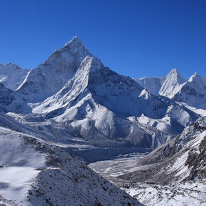 装载 Ama 这样新降雪后的早晨