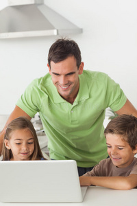 男人和他的孩子一起用笔记本电脑