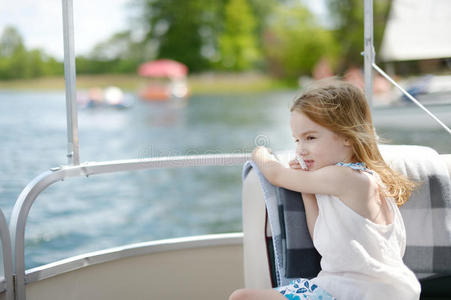 在帆船上玩得开心的小女孩