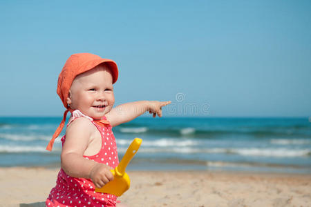 坐在沙滩上的小女孩