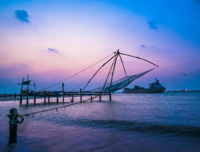 喀拉拉邦日落时分的高知中国渔网和渔船。