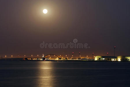 2013年6月23日巴林谢赫哈利法大桥和超级月亮