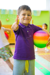 可爱的小男孩在日托健身房玩耍图片