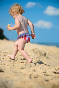 可爱的小宝宝在海边跑步