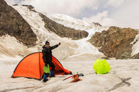 站在冰川帐篷附近的登山者