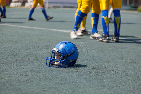 大学生足球头盔运动员图片