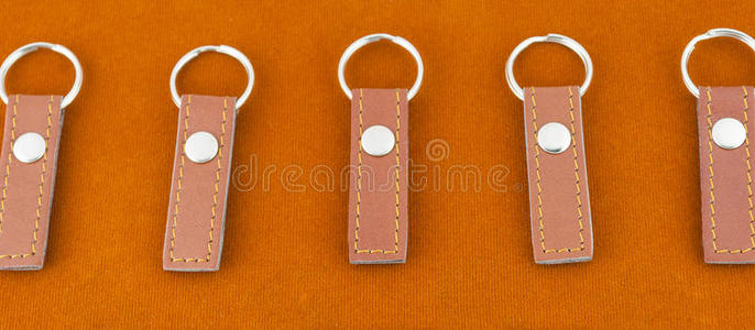 棕色皮革钥匙链