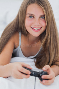 一个年轻女孩玩电子游戏的画像