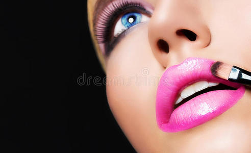 美丽的女孩，完美的粉红色嘴唇
