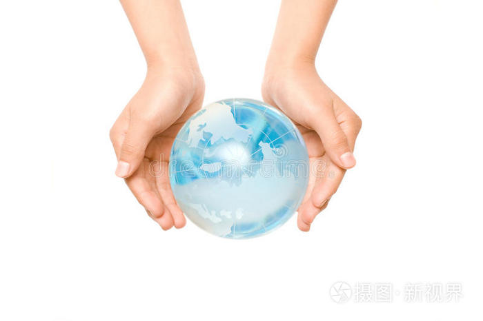 双手拿着水晶球