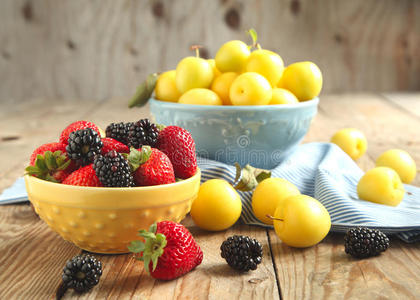 一碗碗夏天的浆果和水果