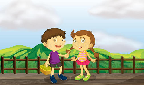 木桥上的一个小女孩和一个小男孩