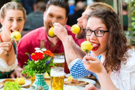 巴伐利亚人在餐馆或酒吧吃饭