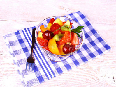 用叉子盛在玻璃碗里的水果甜点