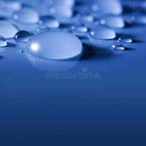 蓝色大水滴背景聚焦在中心