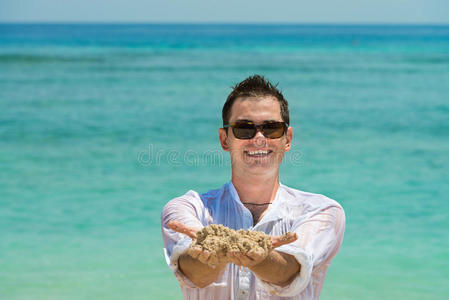 沙滩上微笑的快乐男人