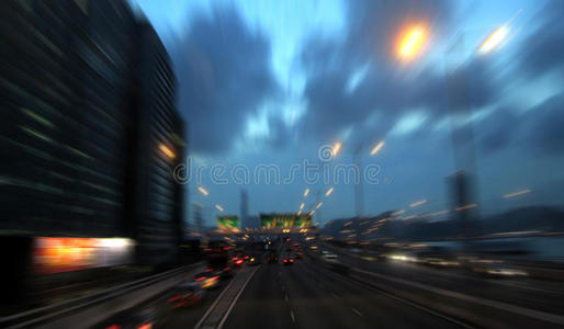 高速公路上的汽车行驶速度场景图片