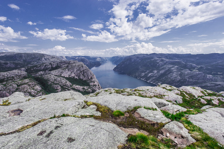 从悬崖上徒步穿越挪威峡湾美景