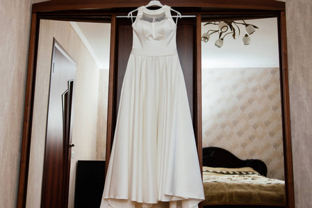 新娘的礼服挂在衣柜的架子上的房间