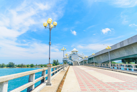 蓝蓝的天空背景在普吉岛，泰国 Sarasin 桥