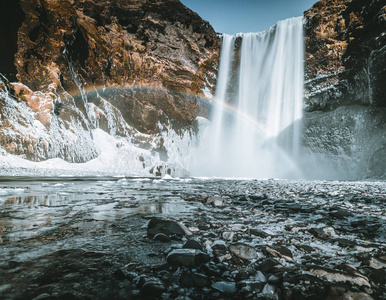 Skogafoss 瀑布在冰岛与彩虹在晴朗的天与蓝色的天空