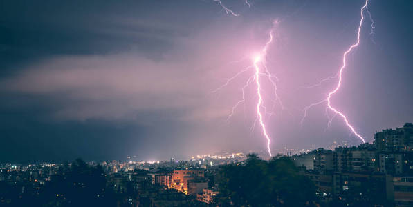 美丽的风景在两个闪电结束城市在晚上, 秀丽和危险自然, 夏天时间天气在贝鲁特, 黎巴嫩