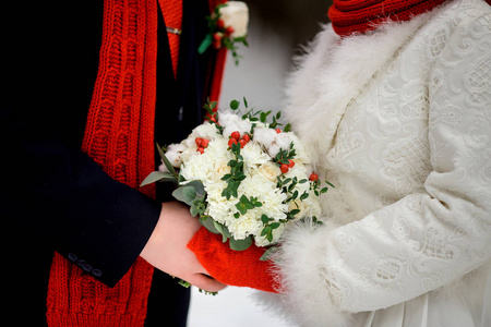 冬天捧在手中的新娘和新郎