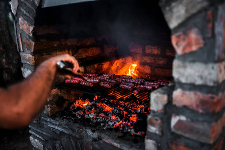 在石壁炉烧烤上烹调肉串的特写图像
