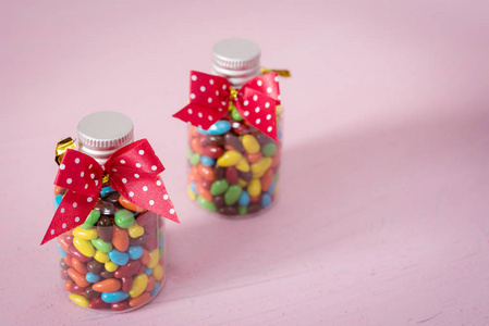 婴儿礼物多彩糖果在桌上的罐子里