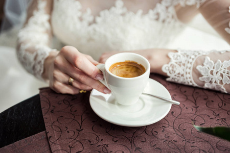 恩爱的夫妻在咖啡店里，在一家咖啡馆，美丽的花束，咖啡概念开会喝咖啡