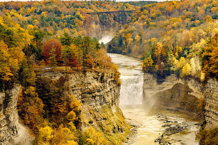 秋季现场景观瀑布和峡谷在莱奇沃思州立公园