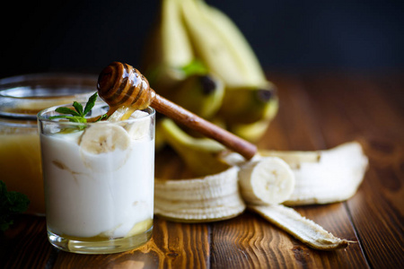 新鲜的自制酸奶，香蕉和蜂蜜