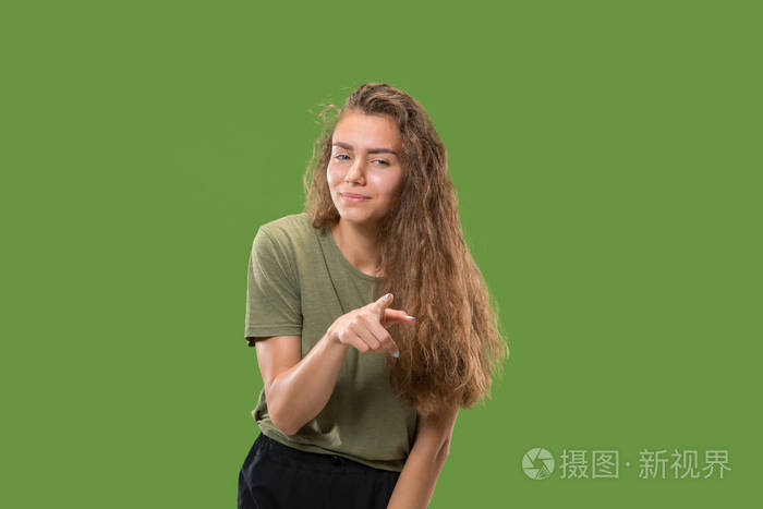 傲慢的商业女人指着你, 想要你, 半长特写肖像在绿色背景上