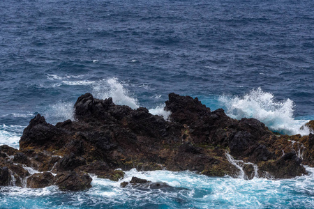 海浪撞击大西洋的岩石海岸