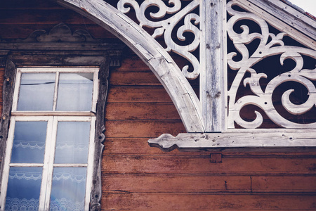 老历史木建筑学的细节, Rakvere, 爱沙尼亚。传统的房子与雕刻木细节