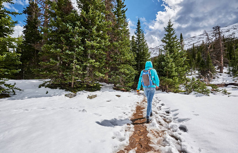 旅游用背包徒步多雪的线索，在落基山国家公园，科罗拉多州，美国