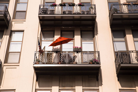 公寓建筑外观与窗户和阳台的看法