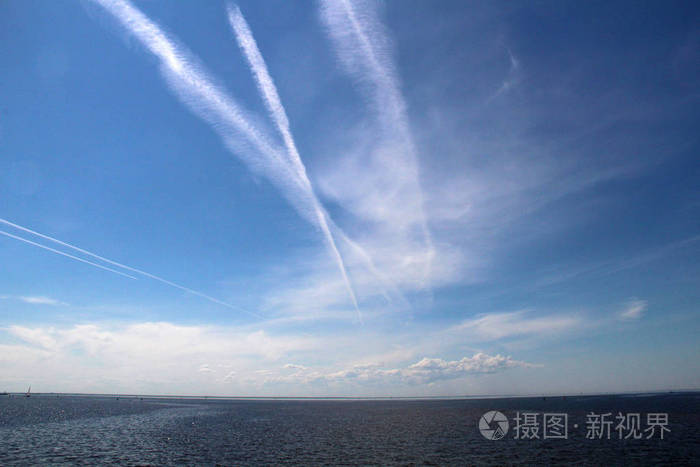 夏日蔚蓝的天空和一大片海洋