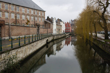 运河和雨天在比利时根特镇街道视图