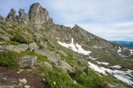 非常美丽的山风景。穿越群山的旅程。西伯利亚的本性