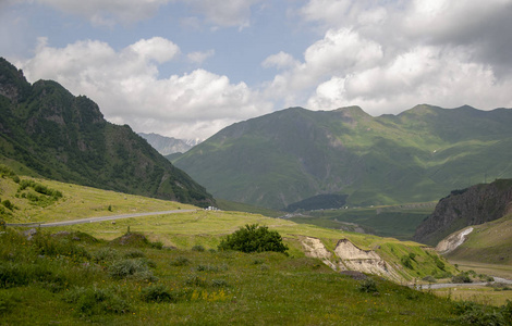 美丽的山风景, 与绿色草和山河